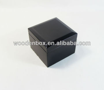 Small wooden gift packing box