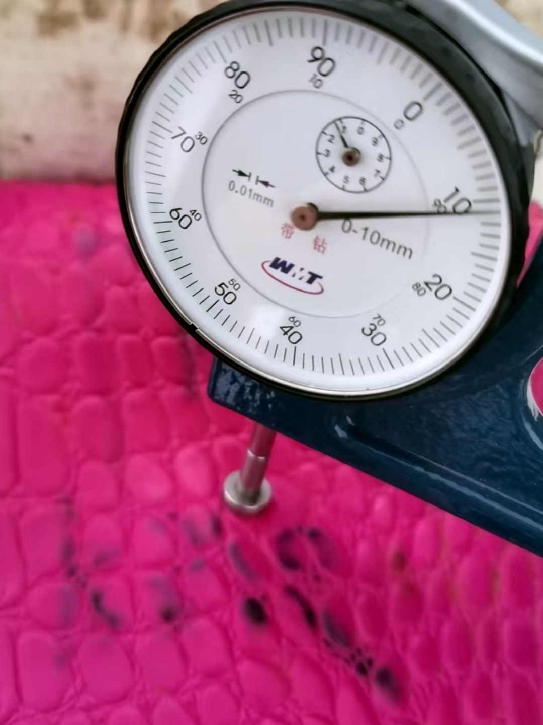 Couro sintético em relevo à prova de arranhões e retardante de fogo