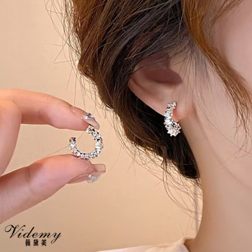 Silver-Crushed Small Ear Rings Irregular Design