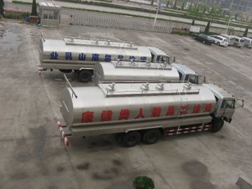 Bulk milk cooling tanks
