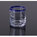 blauwe kleur rand drinkglas beker beker en werper