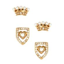 Nice-looking gold stud earing with diamond or pearl
