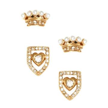 Nice-looking gold stud earing with diamond or pearl