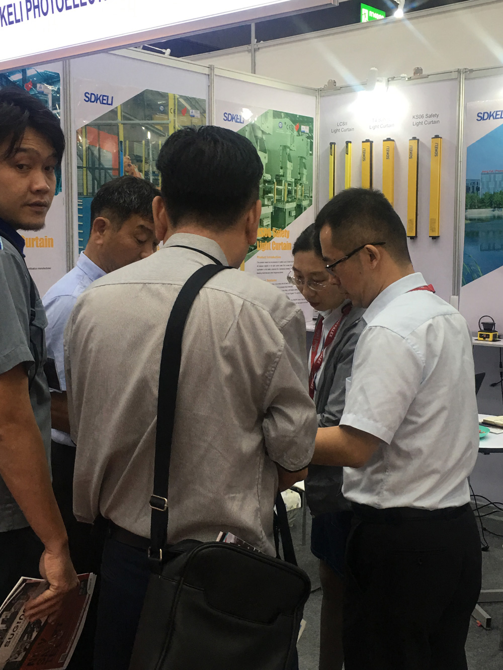 visitors at SDKELI booth to know about safety laser scanner and safety light curtain