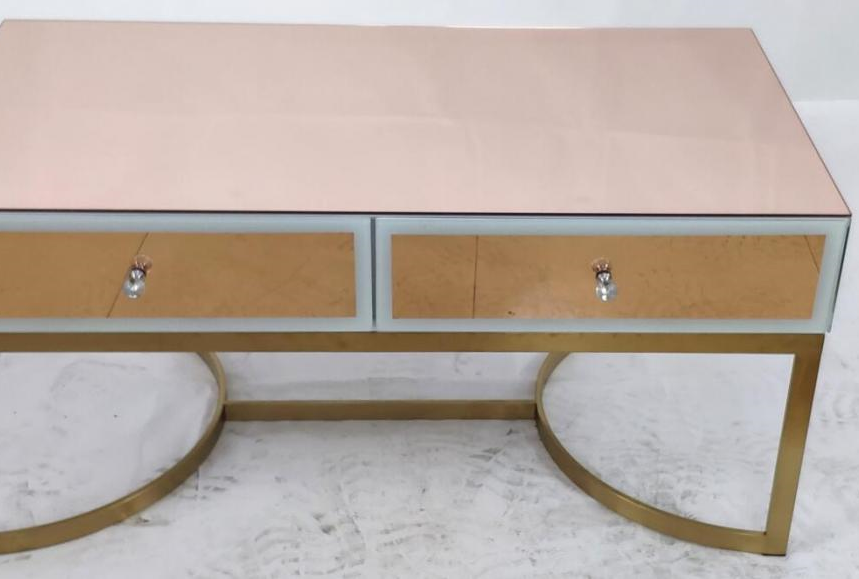 La table basse de rangement en verre peut être personnalisée