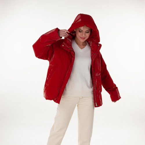 Normale Daunenjacke mit roter Kapuze