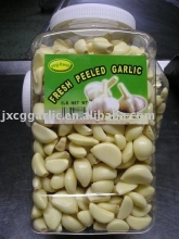 Peeled fresh garlic