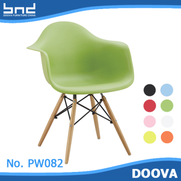 New design cheap plastic armchair with wooden legs modern dining chair