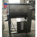 Máquina de mistura de carne de salsicha agitando a misturadora picada de carne