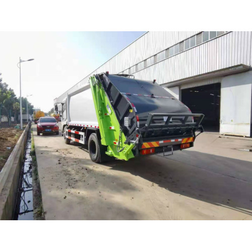 Le camion de collecte des déchets comprimés de 12 tonnes accrochent les poubelles