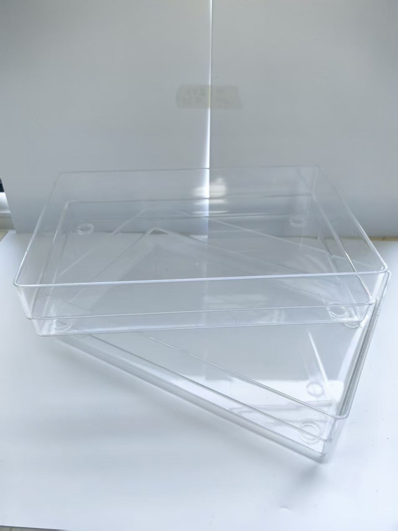 Stackable injection molding box (18) Stackable injection molding box (18)