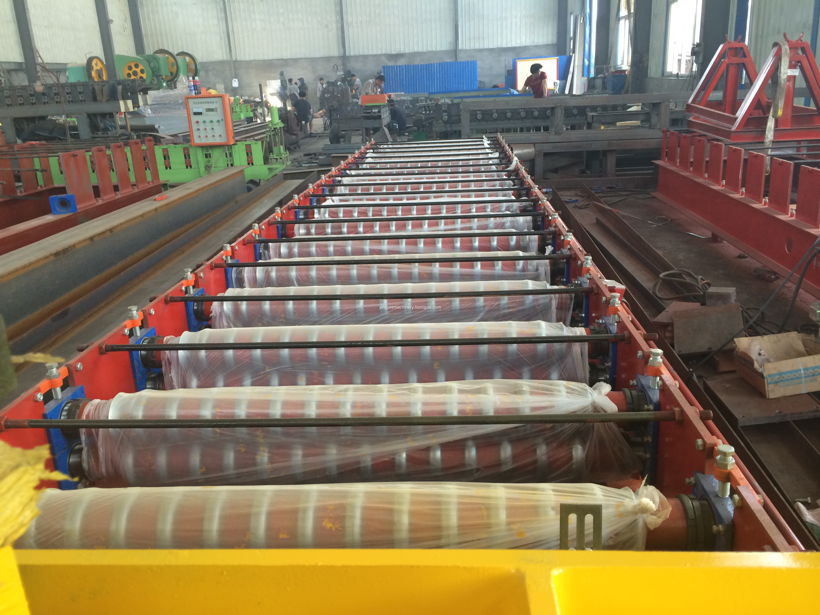 Corrugated roof sheet roll forming machine