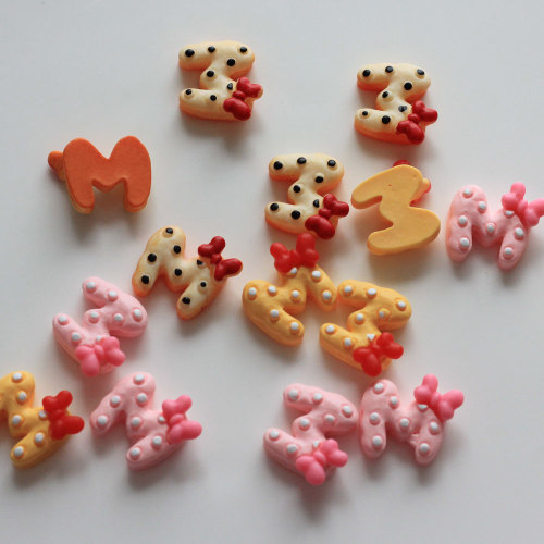 Χονδρικό χαριτωμένο γράμμα M Bowknot Loose Kawaii 100pcs Cookie Cake Food Style Resin Beads for Decoration