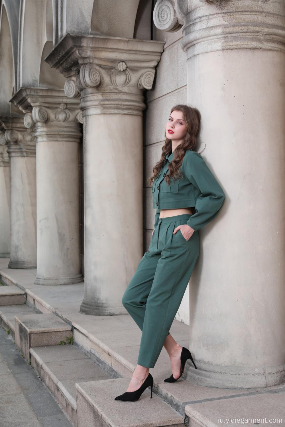Женская зеленая армейская куртка и брюки