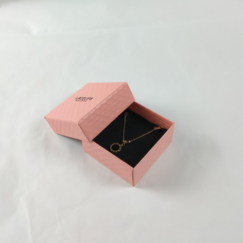 Petite boîte à collier cadeau carré pour les bijoux de collier