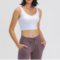 Boterachtige zachte yoga crop top met V-hals