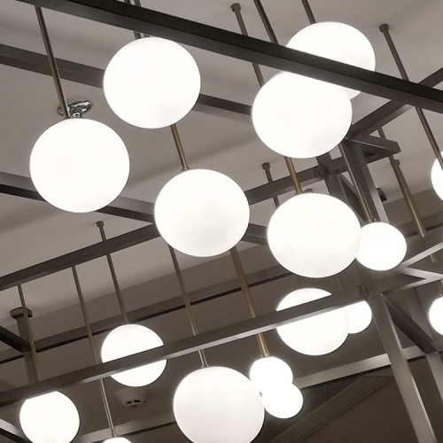 Lumières de lustre menées par verre de boule blanche de hall d&#39;hôtel