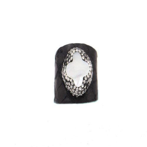 Anello da dito con fiore bianco in pelle di serpente in pelle di colore nero moda per donna