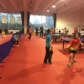 Compétition professionnelle intérieure utiliser un sol de tennis de table