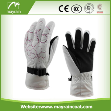 The Warmest Ski Gloves Use In Ultralow Temperature