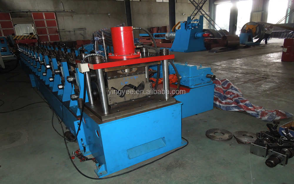 Två eller tre Wave Highway GuardRail Forming Machine/Highway Guard Rail Roll Forming Machine