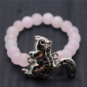 Bracelet de pierres précieuses extensibles avec perles rondes de quartz rose 8MM avec pièce d&#39;écureuil en alliage Diamante