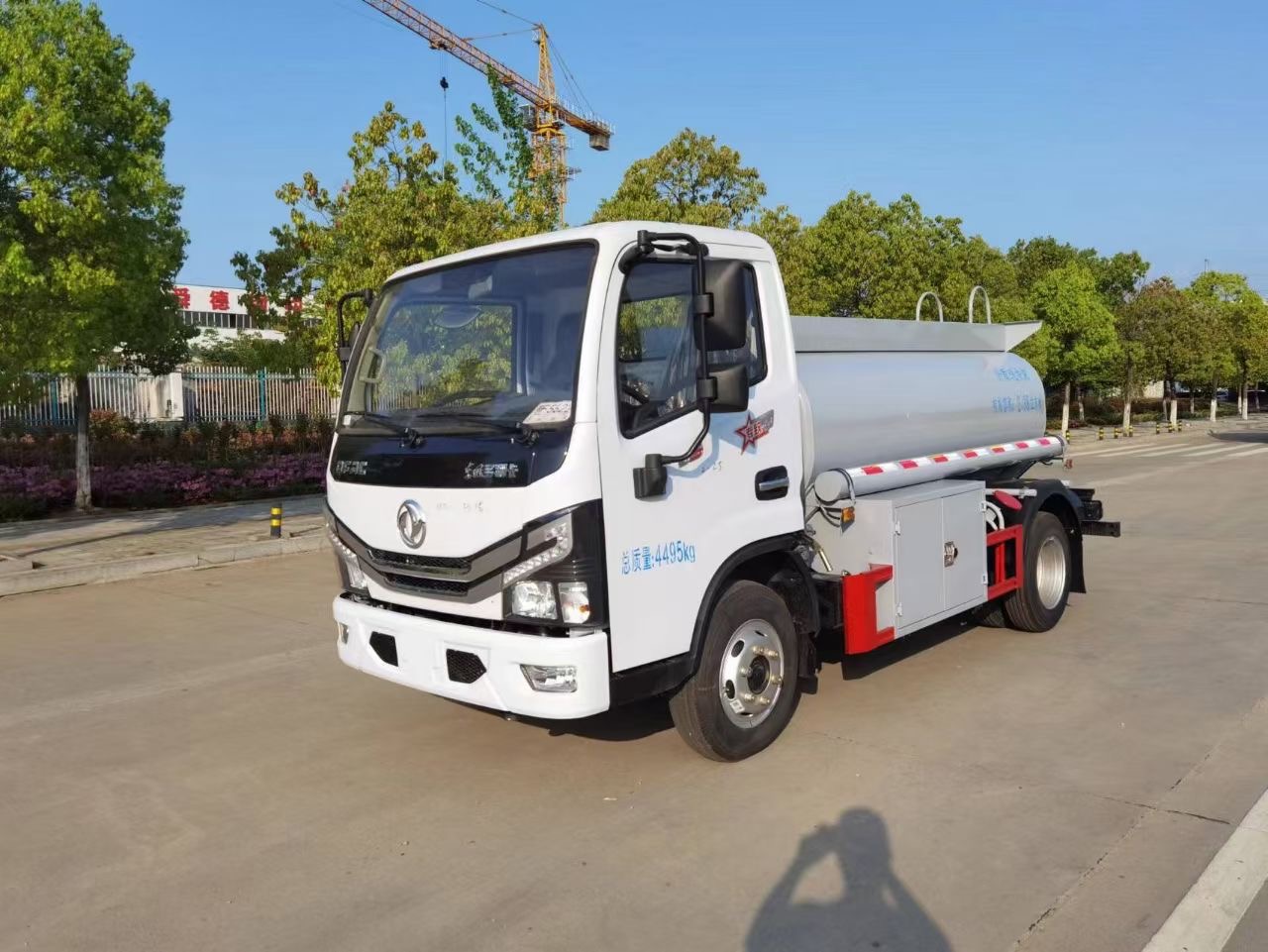 Эффективное транспортное средство для перевозки нефти с конструкцией топливного бака Efficient Oil Transport Vehicle with Fuel Tank Design