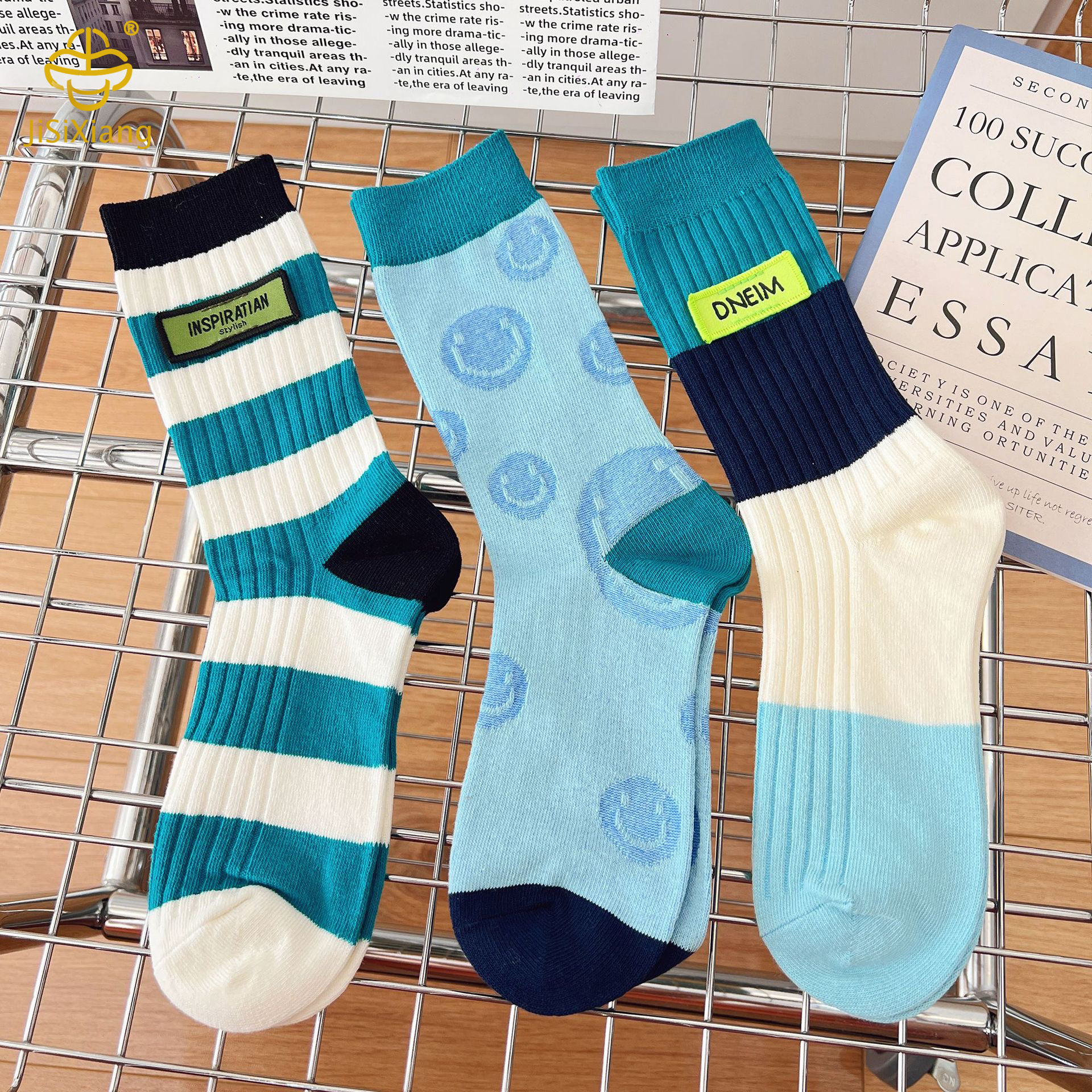 스트라이프 양말을 가진 미드 튜브 양말 대비 한국 스타일 패브릭 로고 Korean style fabric logo contrasting mid tube socks with striped socks