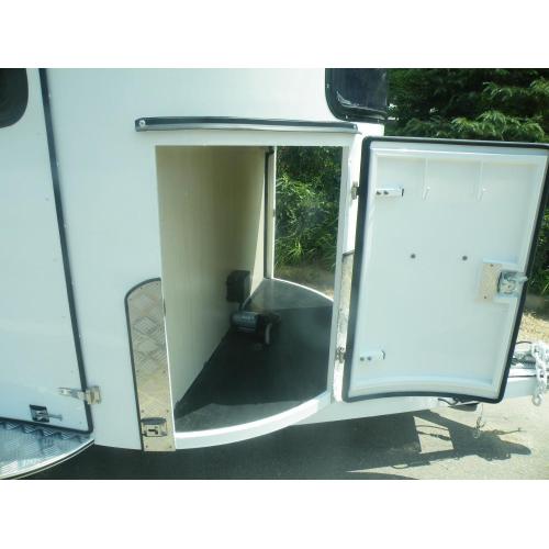 Deluxe Straight Load Horse Trailers