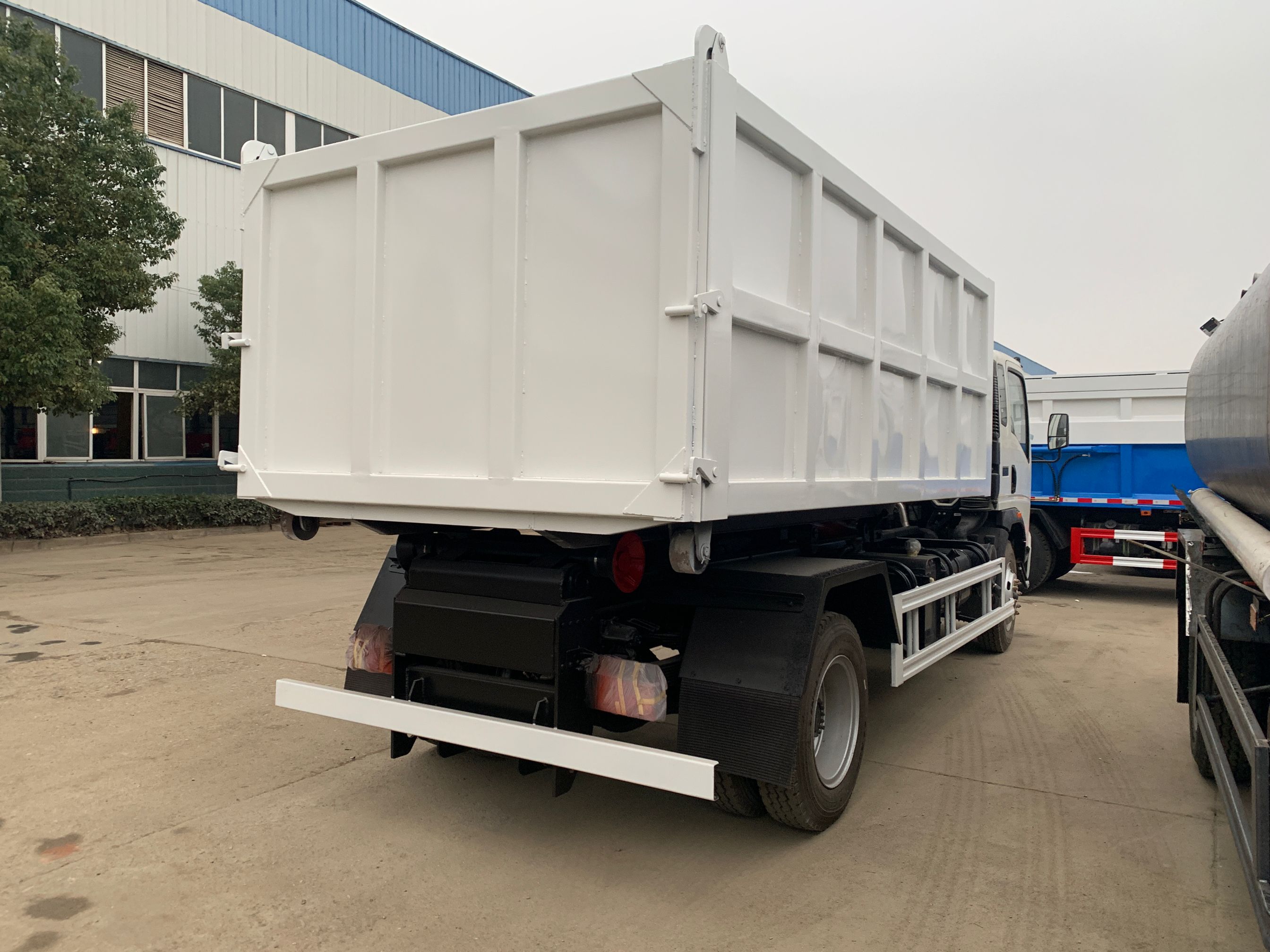 SINOTRUK HOWO 10 Tons arm roll garbage truck