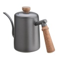 Giet de koffieketel met houten handvat 600ml