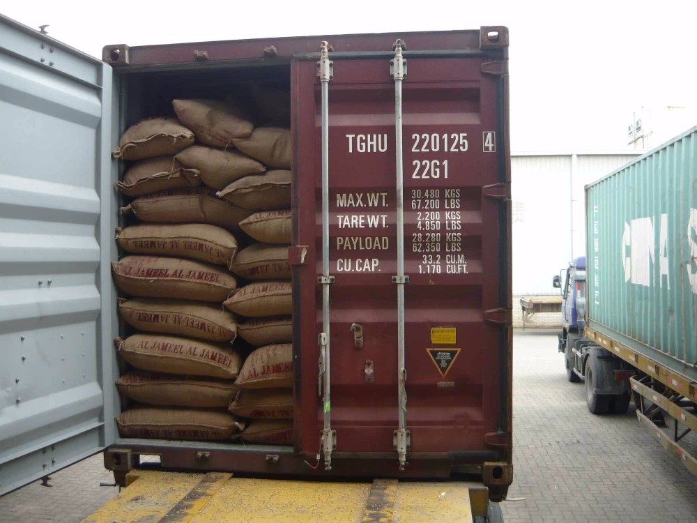 grãos de café embalando sacos de juta