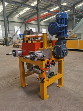 Carbon fiber short cutting machine