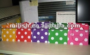 Plastic flowers carry bags