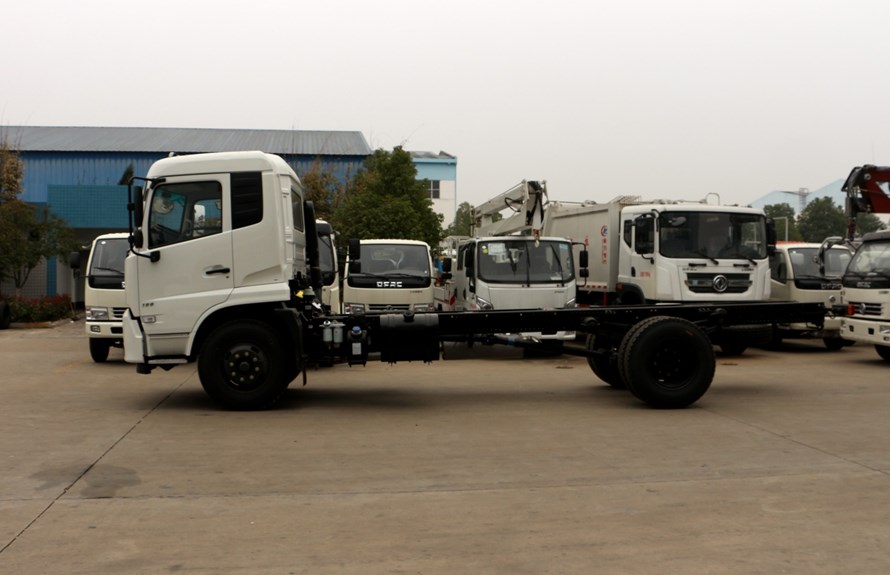 water spray truck chassis 2