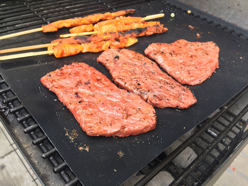 Non-stick and reusable PTFE grill mat