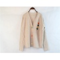 Gelegenheitsgestrickte florale Strickjacke