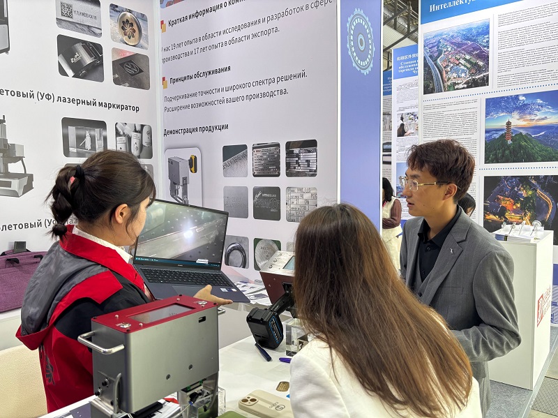 Chuke Intelligent's industrial booth in Yekaterinburg, Russia was packed with people, and Russian media rushed to interview