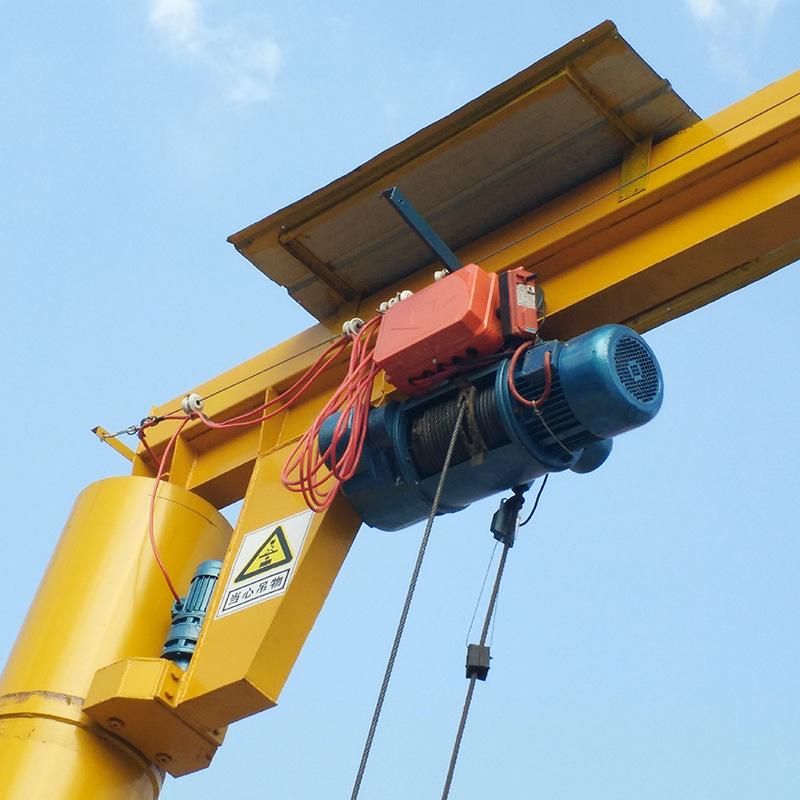 Grue à flèche pivotante sur colonne de pivotement dans un entrepôt de mine de quai