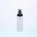 bottiglia di plastica con pompa per la cura della pelle