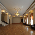 Lustre en cristal dans le hall du restaurant