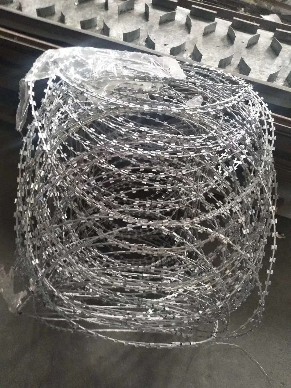 Barbed wire mesh reinforcement chain link fence installation