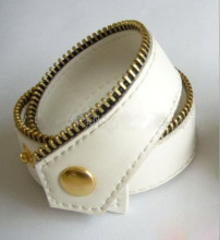 Noble and elegant ladies white plain leather zipper bracelet