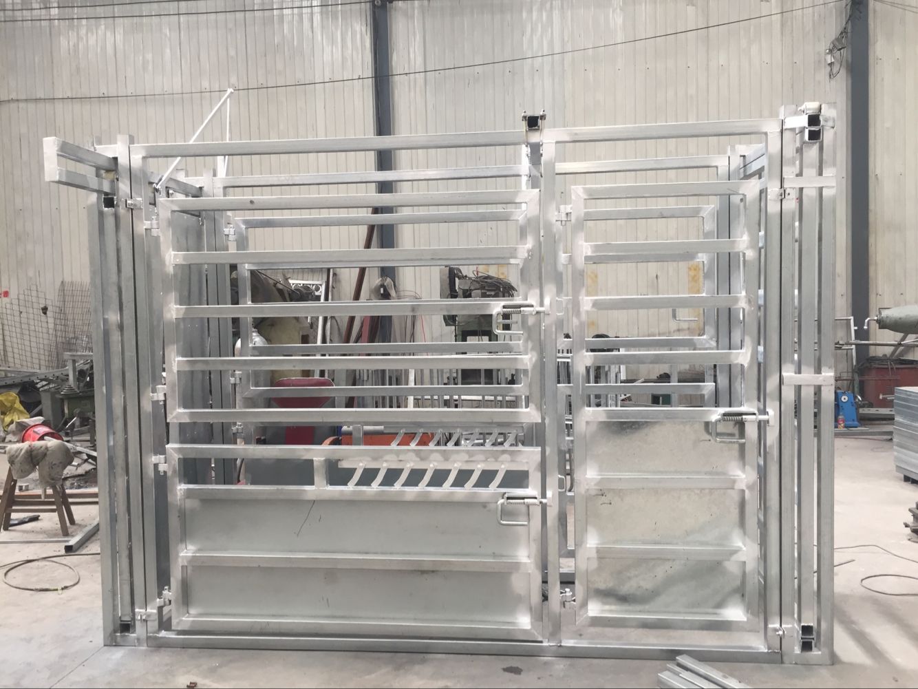 Share Fully automatic Factory wholesale Heavy duty used cattle corral gate panel galvanized cattle crush with weighing