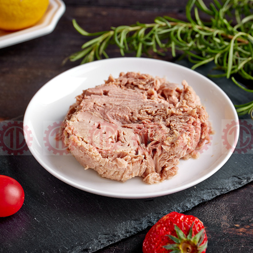 Eingemachter Thunfisch in zerkleinerten Ölbrockenflocken