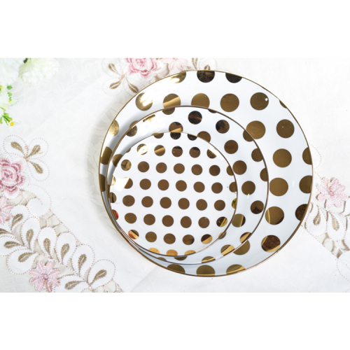 Perangkat makan mengatur hidangan meja bundar dengan polka dot