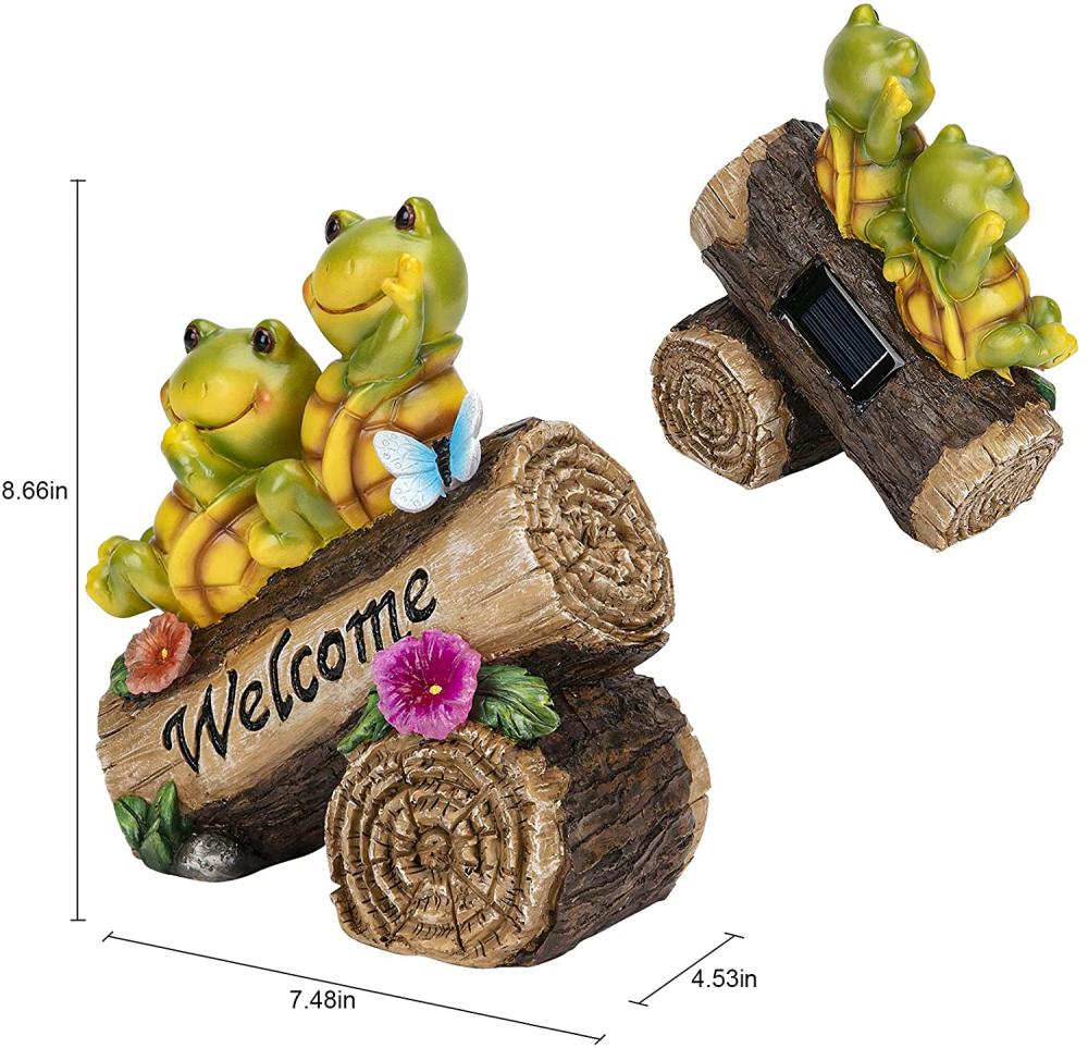 Schattige schildpadden op log met zonne -led -lichten