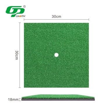 Nouveau cours de mini-terrain de golf intérieur mettant des tapis