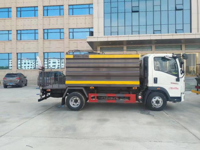 Howo Road Cleaning Dust Vacuum Complemer Truck