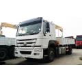 SINOTRUK HOWO 6x4 Cargo Truck Dengan Crane